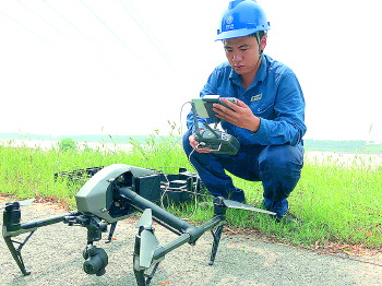 電力工作人員正在進(jìn)行維修變壓器